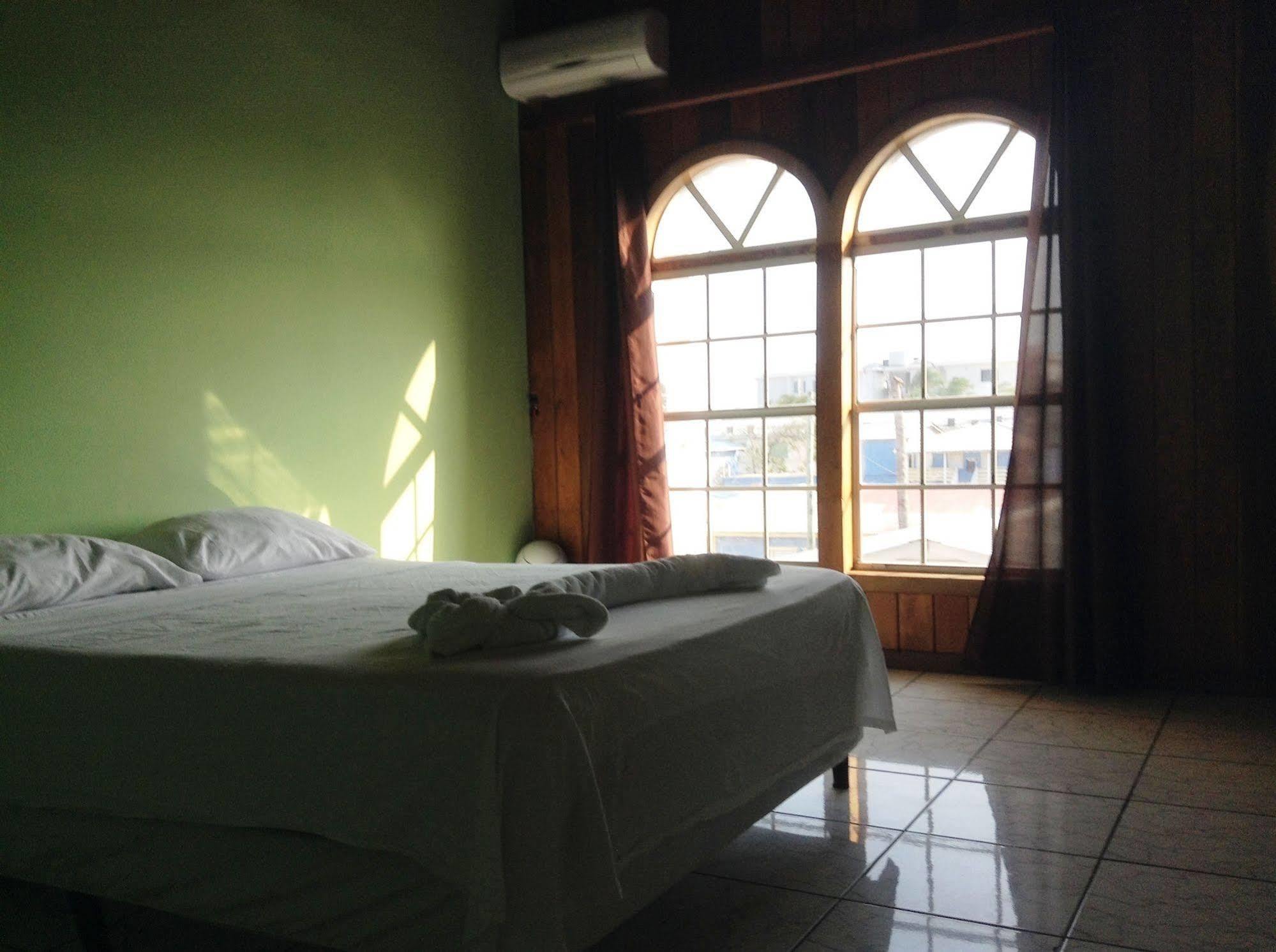 Amelia Guest House San Pedro  Esterno foto