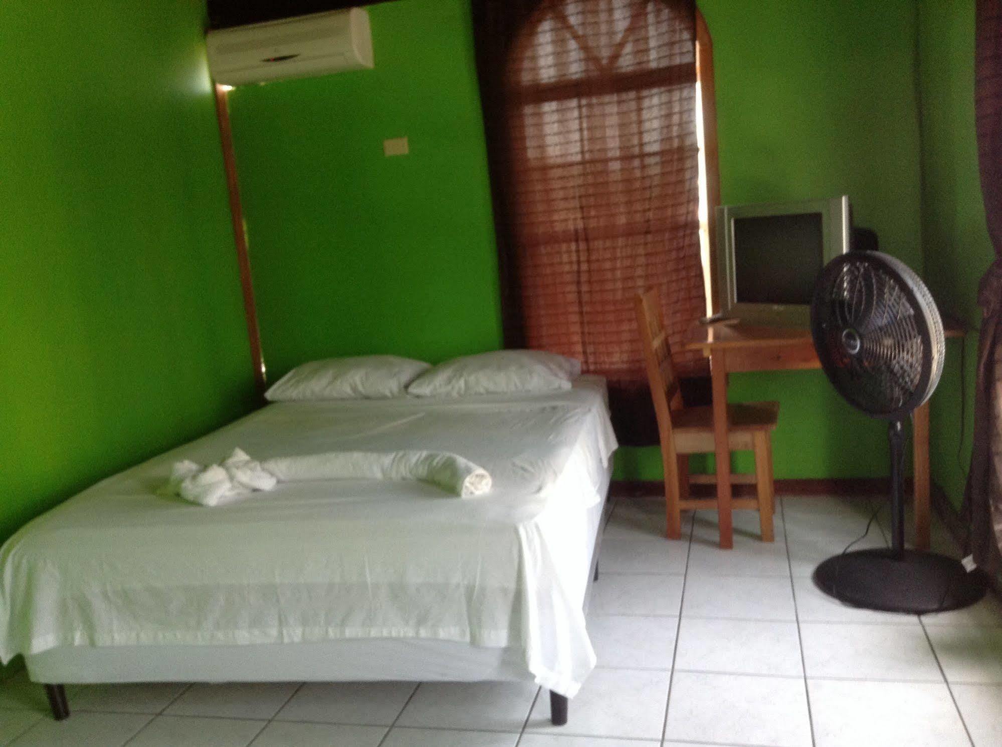 Amelia Guest House San Pedro  Esterno foto